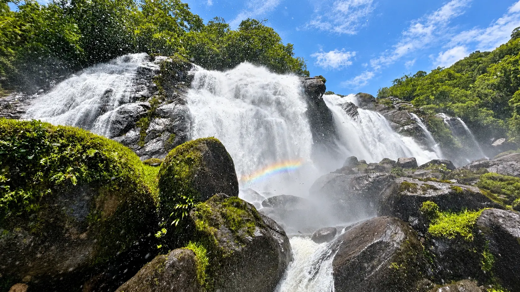 Travessia de rio no caminho para a cachoeira